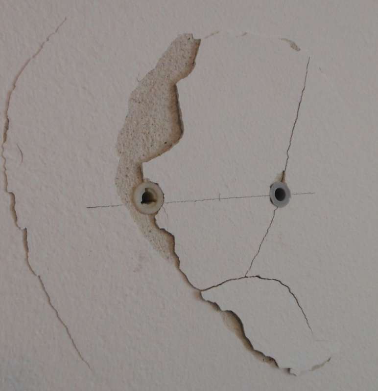 BAU.DE / BAU-Forum: 1. Bild zu Antwort "Knauf MP75: Betokontakt Grundierung bei Betonuntergrund nötig" auf die Frage "Innenputz Abplatzung nach Bohrung: Ursachen, Gewährleistung & Sanierungskosten?" im BAU-Forum "Innenwände" BAU.DE / BAU-Forum: 1. Bild zu Antwort "Knauf MP75: Betokontakt Grundierung bei Betonuntergrund nötig" auf die Frage "Innenputz Abplatzung nach Bohrung: Ursachen, Gewährleistung & Sanierungskosten?" im BAU-Forum "Innenwände"