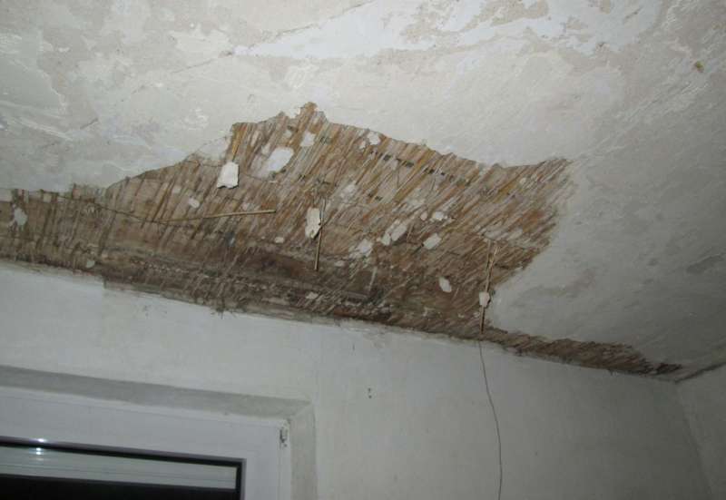 BAU.DE / BAU-Forum: 1. Bild zu Frage "Reetdecke im Altbau sanieren: Bröckelnder Putz, Ursachen & Sanierungskosten?" im BAU-Forum "Innenwände" BAU.DE / BAU-Forum: 1. Bild zu Frage "Reetdecke im Altbau sanieren: Bröckelnder Putz, Ursachen & Sanierungskosten?" im BAU-Forum "Innenwände"