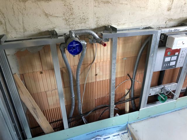 BAU.DE / BAU-Forum: 1. Bild zu Frage "Innenputz fehlt hinter Sanitärinstallation im Bad? Dichtheit, Feuchtigkeit & Trockenbau prüfen!" im BAU-Forum "Innenwände" BAU.DE / BAU-Forum: 1. Bild zu Frage "Innenputz fehlt hinter Sanitärinstallation im Bad? Dichtheit, Feuchtigkeit & Trockenbau prüfen!" im BAU-Forum "Innenwände"