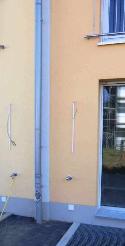 BAU.DE / BAU-Forum: 1. Bild zu Frage "Steckdose in der Außenfassade direkt unter dem Wasseranschluss" im BAU-Forum "Installation: Elektro, Gas, Wasser, Fernwärme etc."