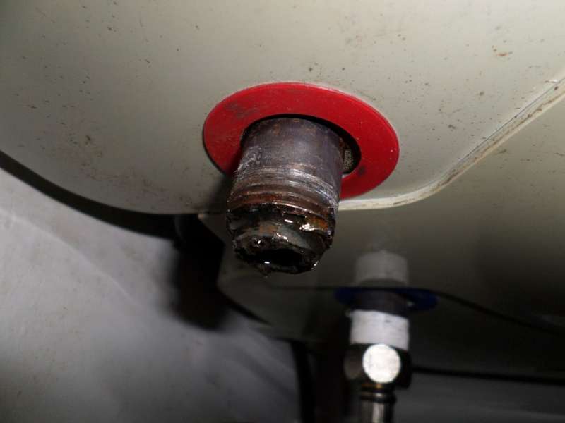 BAU.DE / BAU-Forum: 1. Bild zu Frage "Warmwasserboiler: Verrosteter Anschlussstutzen – Ursachen, Gefahren & Sofortmaßnahmen?" im BAU-Forum "Installation: Elektro, Gas, Wasser, Fernwärme etc." BAU.DE / BAU-Forum: 1. Bild zu Frage "Warmwasserboiler: Verrosteter Anschlussstutzen – Ursachen, Gefahren & Sofortmaßnahmen?" im BAU-Forum "Installation: Elektro, Gas, Wasser, Fernwärme etc."