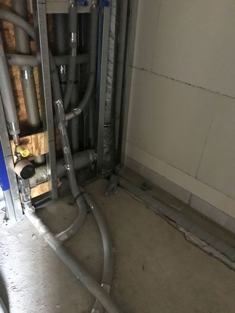 BAU.DE / BAU-Forum: 3. Bild zu Frage "Abwasserinstallation prüfen: Stand der Technik, Länge, Zuläufe & korrekter Einbau?" im BAU-Forum "Installation: Elektro, Gas, Wasser, Fernwärme etc." BAU.DE / BAU-Forum: 3. Bild zu Frage "Abwasserinstallation prüfen: Stand der Technik, Länge, Zuläufe & korrekter Einbau?" im BAU-Forum "Installation: Elektro, Gas, Wasser, Fernwärme etc."