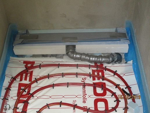 BAU.DE / BAU-Forum: 3. Bild zu Frage "Duschrinnen Einbau mangelhaft: Dämmung entfernt – Was tun bei Pfusch am Bau?" im BAU-Forum "Installation: Elektro, Gas, Wasser, Fernwärme etc." BAU.DE / BAU-Forum: 3. Bild zu Frage "Duschrinnen Einbau mangelhaft: Dämmung entfernt – Was tun bei Pfusch am Bau?" im BAU-Forum "Installation: Elektro, Gas, Wasser, Fernwärme etc."