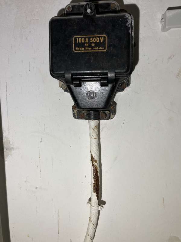 BAU.DE / BAU-Forum: 1. Bild zu Frage "Strom altes Hausanschlusskabel ölig" im BAU-Forum "Installation: Elektro, Gas, Wasser, Fernwärme etc." BAU.DE / BAU-Forum: 1. Bild zu Frage "Strom altes Hausanschlusskabel ölig" im BAU-Forum "Installation: Elektro, Gas, Wasser, Fernwärme etc."