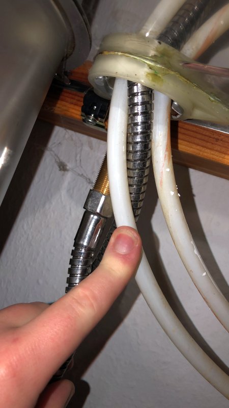 BAU.DE / BAU-Forum: 1. Bild zu Frage "Wasseranschluss Spülbecken Küche" im BAU-Forum "Installation: Elektro, Gas, Wasser, Fernwärme etc." BAU.DE / BAU-Forum: 1. Bild zu Frage "Wasseranschluss Spülbecken Küche" im BAU-Forum "Installation: Elektro, Gas, Wasser, Fernwärme etc."