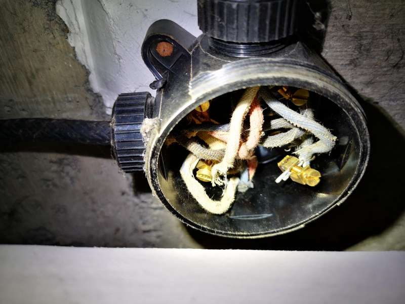 BAU.DE / BAU-Forum: 1. Bild zu Frage "aus welchem Jahr ist diese Elektrik?" im BAU-Forum "Installation: Elektro, Gas, Wasser, Fernwärme etc." BAU.DE / BAU-Forum: 1. Bild zu Frage "aus welchem Jahr ist diese Elektrik?" im BAU-Forum "Installation: Elektro, Gas, Wasser, Fernwärme etc."