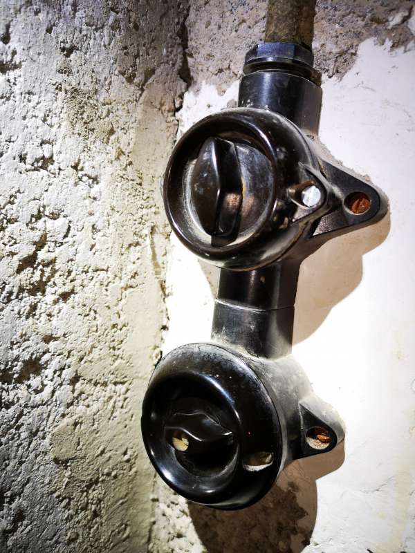 BAU.DE / BAU-Forum: 2. Bild zu Frage "aus welchem Jahr ist diese Elektrik?" im BAU-Forum "Installation: Elektro, Gas, Wasser, Fernwärme etc." BAU.DE / BAU-Forum: 2. Bild zu Frage "aus welchem Jahr ist diese Elektrik?" im BAU-Forum "Installation: Elektro, Gas, Wasser, Fernwärme etc."