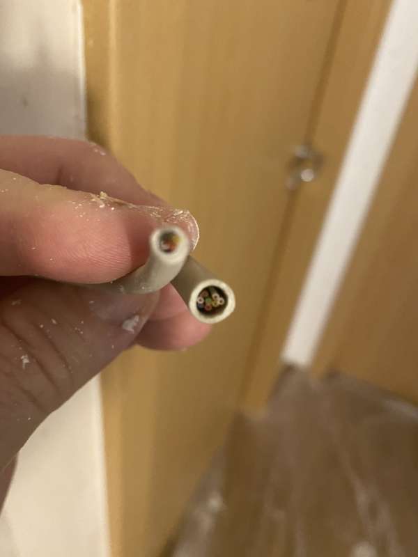 BAU.DE / BAU-Forum: 1. Bild zu Frage "Weiß jemand, wofür diese Kabel sind?" im BAU-Forum "Installation: Elektro, Gas, Wasser, Fernwärme etc." BAU.DE / BAU-Forum: 1. Bild zu Frage "Weiß jemand, wofür diese Kabel sind?" im BAU-Forum "Installation: Elektro, Gas, Wasser, Fernwärme etc."