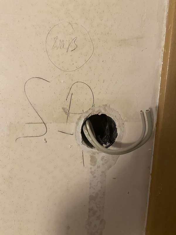 BAU.DE / BAU-Forum: 2. Bild zu Frage "Weiß jemand, wofür diese Kabel sind?" im BAU-Forum "Installation: Elektro, Gas, Wasser, Fernwärme etc." BAU.DE / BAU-Forum: 2. Bild zu Frage "Weiß jemand, wofür diese Kabel sind?" im BAU-Forum "Installation: Elektro, Gas, Wasser, Fernwärme etc."