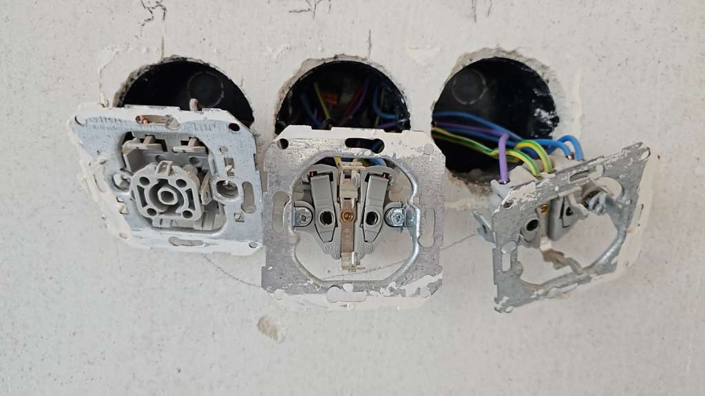 BAU.DE / BAU-Forum: 1. Bild zu Frage "1997 Gira Steckdosen und Lichtschalter kompatibel mit Jung AS500?" im BAU-Forum "Installation: Elektro, Gas, Wasser, Fernwärme etc." BAU.DE / BAU-Forum: 1. Bild zu Frage "1997 Gira Steckdosen und Lichtschalter kompatibel mit Jung AS500?" im BAU-Forum "Installation: Elektro, Gas, Wasser, Fernwärme etc."