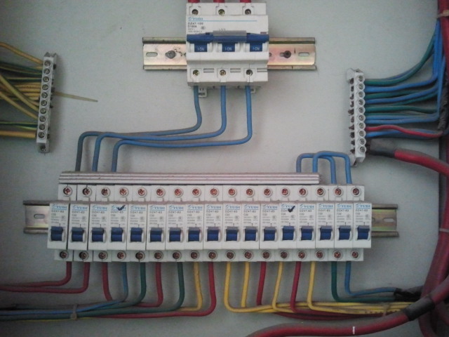 BAU.DE / BAU-Forum: 1. Bild zu Frage "Hauptsicherung berechnen: Klimaanlagen im Neubau – Welche Ampere-Zahl ist optimal?" im BAU-Forum "Melde- und Sicherheitstechnik, Haussteuerung" BAU.DE / BAU-Forum: 1. Bild zu Frage "Hauptsicherung berechnen: Klimaanlagen im Neubau – Welche Ampere-Zahl ist optimal?" im BAU-Forum "Melde- und Sicherheitstechnik, Haussteuerung"