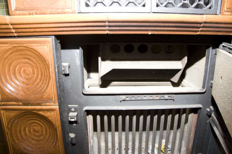 BAU.DE / BAU-Forum: 2. Bild zu Frage "Kachelofen Gitter vor Ofentür: Funktion, Sicherheit & richtige Holzscheitgröße?" im BAU-Forum "Kamin und Kachelofen" BAU.DE / BAU-Forum: 2. Bild zu Frage "Kachelofen Gitter vor Ofentür: Funktion, Sicherheit & richtige Holzscheitgröße?" im BAU-Forum "Kamin und Kachelofen"