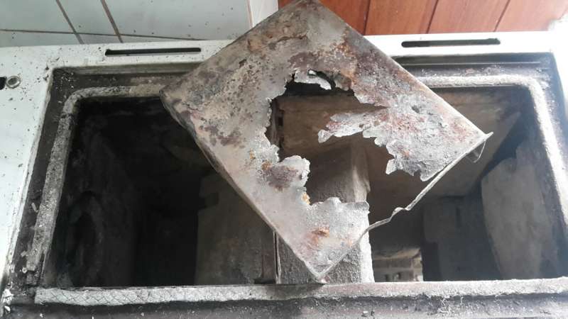 BAU.DE / BAU-Forum: 1. Bild zu Antwort "Celus Zusatzherd: Detail-Foto von Schamottstein & Klappe" auf die Frage "Celus Zusatzherd: Durchrostetes Blech – Funktion, Reparatur & Sicherheit prüfen?" im BAU-Forum "Kamin und Kachelofen" BAU.DE / BAU-Forum: 1. Bild zu Antwort "Celus Zusatzherd: Detail-Foto von Schamottstein & Klappe" auf die Frage "Celus Zusatzherd: Durchrostetes Blech – Funktion, Reparatur & Sicherheit prüfen?" im BAU-Forum "Kamin und Kachelofen"