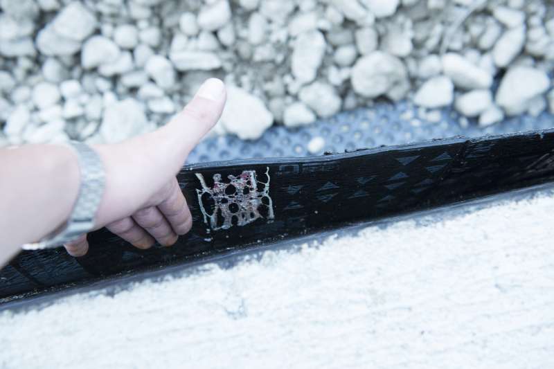 BAU.DE / BAU-Forum: 2. Bild zu Frage "Bitumenbahn löst sich zwischen Fundament & Bodenplatte: Ursachen, Risiken & Sanierung?" im BAU-Forum "Keller" BAU.DE / BAU-Forum: 2. Bild zu Frage "Bitumenbahn löst sich zwischen Fundament & Bodenplatte: Ursachen, Risiken & Sanierung?" im BAU-Forum "Keller"