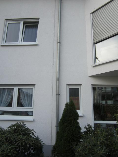 BAU.DE / BAU-Forum: 1. Bild zu Frage "Feuchte Wand im Keller: Ursachen, Risiken & Maßnahmen im Reihenmittelhaus (Bj. 1999)" im BAU-Forum "Keller" BAU.DE / BAU-Forum: 1. Bild zu Frage "Feuchte Wand im Keller: Ursachen, Risiken & Maßnahmen im Reihenmittelhaus (Bj. 1999)" im BAU-Forum "Keller"