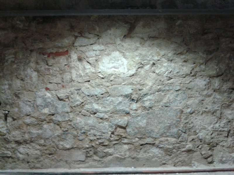 BAU.DE / BAU-Forum: 1. Bild zu Frage "Porphyrsteinwand reinigen: Putzreste entfernen – Werkzeuge, Methoden & Zementschleierentferner?" im BAU-Forum "Keller" BAU.DE / BAU-Forum: 1. Bild zu Frage "Porphyrsteinwand reinigen: Putzreste entfernen – Werkzeuge, Methoden & Zementschleierentferner?" im BAU-Forum "Keller"
