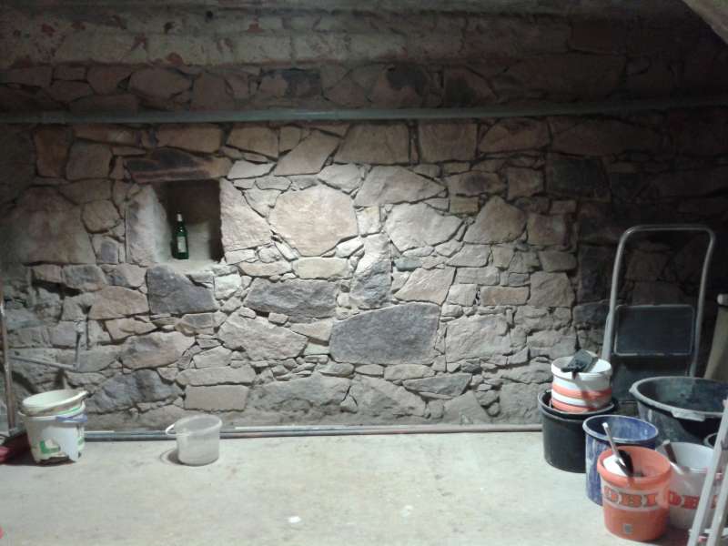 BAU.DE / BAU-Forum: 1. Bild zu Antwort "Sandstrahlen: Porphyrsteinwand Reinigungsergebnis nach 600kg Sand" auf die Frage "Porphyrsteinwand reinigen: Putzreste entfernen – Werkzeuge, Methoden & Zementschleierentferner?" im BAU-Forum "Keller" BAU.DE / BAU-Forum: 1. Bild zu Antwort "Sandstrahlen: Porphyrsteinwand Reinigungsergebnis nach 600kg Sand" auf die Frage "Porphyrsteinwand reinigen: Putzreste entfernen – Werkzeuge, Methoden & Zementschleierentferner?" im BAU-Forum "Keller"