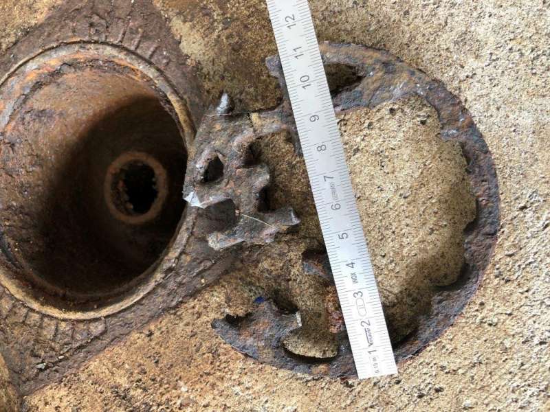BAU.DE / BAU-Forum: 2. Bild zu Frage "Garagenablauf Abdeckrost ersetzen: Typ bestimmen & passenden Ersatz finden?" im BAU-Forum "Keller" BAU.DE / BAU-Forum: 2. Bild zu Frage "Garagenablauf Abdeckrost ersetzen: Typ bestimmen & passenden Ersatz finden?" im BAU-Forum "Keller"