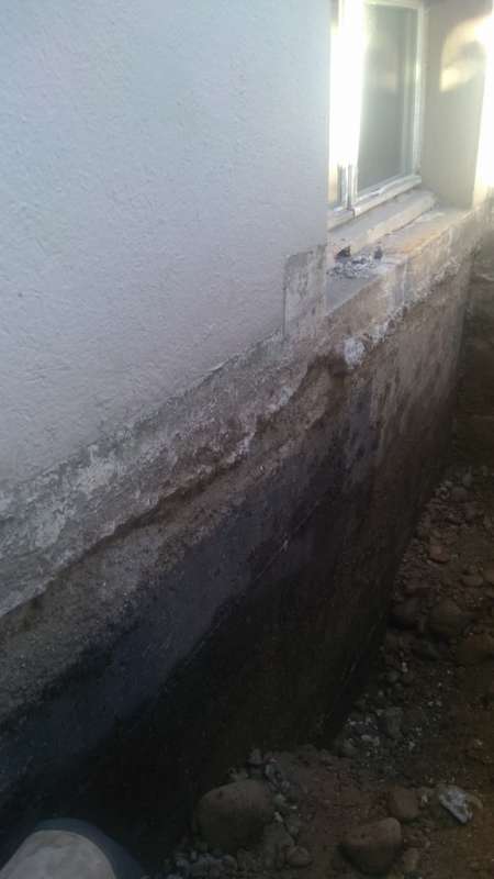 BAU.DE / BAU-Forum: 1. Bild zu Frage "Perimeterdämmung Altbau: Teer entfernen oder Bitumenschicht sanieren? Vorgehen & Kosten" im BAU-Forum "Keller" BAU.DE / BAU-Forum: 1. Bild zu Frage "Perimeterdämmung Altbau: Teer entfernen oder Bitumenschicht sanieren? Vorgehen & Kosten" im BAU-Forum "Keller"