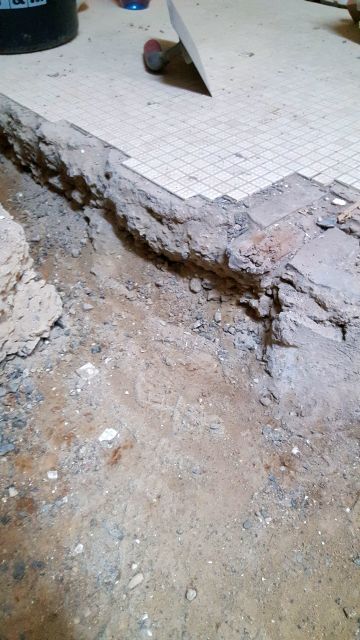 BAU.DE / BAU-Forum: 1. Bild zu Frage "Keller Fußbodensanierung: Ursachen für Feuchtigkeit, Sanierungskosten & Vorgehensweise?" im BAU-Forum "Keller" BAU.DE / BAU-Forum: 1. Bild zu Frage "Keller Fußbodensanierung: Ursachen für Feuchtigkeit, Sanierungskosten & Vorgehensweise?" im BAU-Forum "Keller"