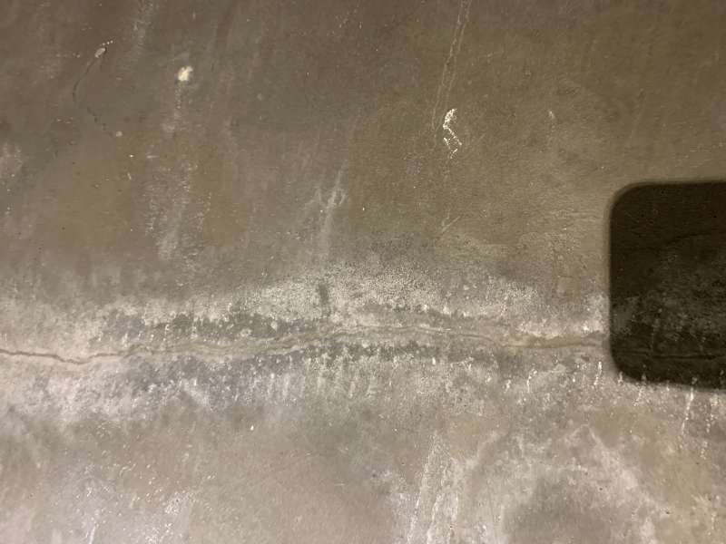 BAU.DE / BAU-Forum: 1. Bild zu Frage "Dichtschlämme Kellerboden reparieren: Risse, Ablösungen & neuer Anstrich – Ursachen, Anleitung?" im BAU-Forum "Keller" BAU.DE / BAU-Forum: 1. Bild zu Frage "Dichtschlämme Kellerboden reparieren: Risse, Ablösungen & neuer Anstrich – Ursachen, Anleitung?" im BAU-Forum "Keller"