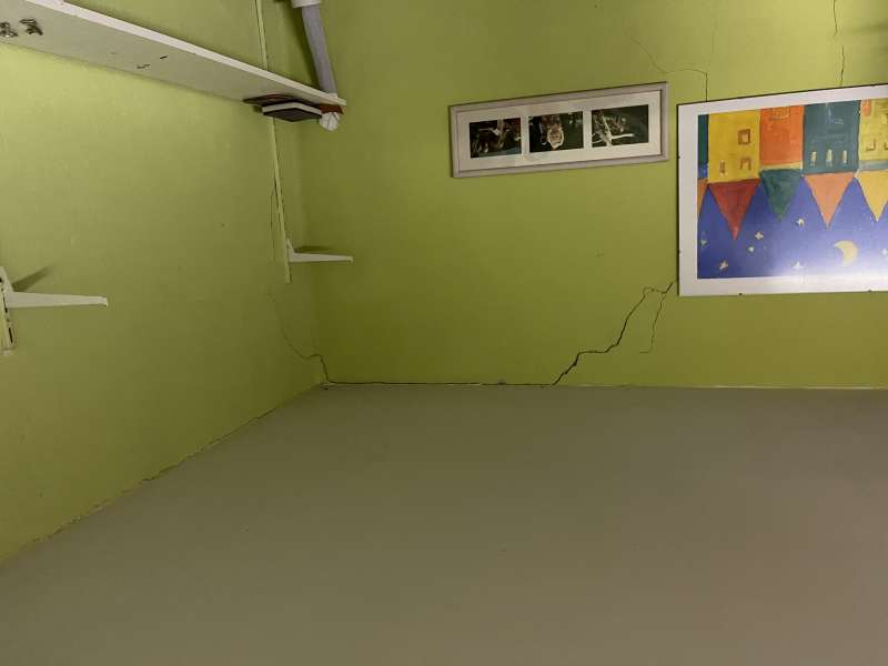 BAU.DE / BAU-Forum: 1. Bild zu Frage "Riss in Kellerwand vor Hauskauf: Ursachen, Risiken & Kosten für Sanierung?" im BAU-Forum "Keller" BAU.DE / BAU-Forum: 1. Bild zu Frage "Riss in Kellerwand vor Hauskauf: Ursachen, Risiken & Kosten für Sanierung?" im BAU-Forum "Keller"