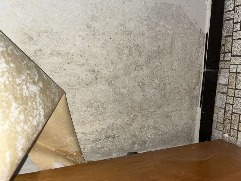 BAU.DE / BAU-Forum: 1. Bild zu Frage "Schimmel hinter Tapete nach Wasserschaden? Ursachen, Gefahren & Sofortmaßnahmen" im BAU-Forum "Keller" BAU.DE / BAU-Forum: 1. Bild zu Frage "Schimmel hinter Tapete nach Wasserschaden? Ursachen, Gefahren & Sofortmaßnahmen" im BAU-Forum "Keller"