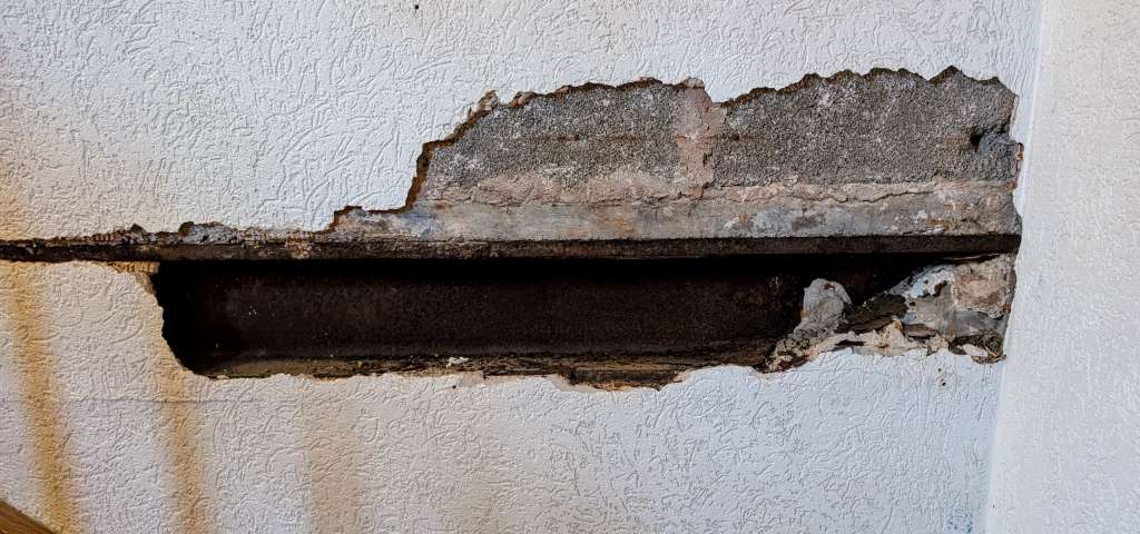 BAU.DE / BAU-Forum: 1. Bild zu Frage "Stahlträger Rost im Dachgeschoss: Ursachen, Sofortmaßnahmen & Statiker notwendig?" im BAU-Forum "Keller" BAU.DE / BAU-Forum: 1. Bild zu Frage "Stahlträger Rost im Dachgeschoss: Ursachen, Sofortmaßnahmen & Statiker notwendig?" im BAU-Forum "Keller"