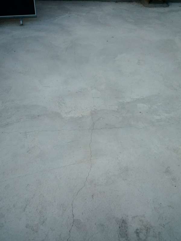 BAU.DE / BAU-Forum: 1. Bild zu Frage "Estrich als wasserführende Schicht: Risssanierung" im BAU-Forum "Kleinkläranlagen" BAU.DE / BAU-Forum: 1. Bild zu Frage "Estrich als wasserführende Schicht: Risssanierung" im BAU-Forum "Kleinkläranlagen"