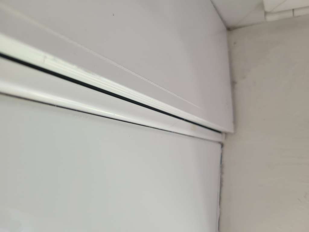 BAU.DE / BAU-Forum: 1. Bild zu Frage "Rolladenkasten Revision öffnen: Anleitung, Klicksystem & Alulux-Tipps?" im BAU-Forum "Lüftung" BAU.DE / BAU-Forum: 1. Bild zu Frage "Rolladenkasten Revision öffnen: Anleitung, Klicksystem & Alulux-Tipps?" im BAU-Forum "Lüftung"