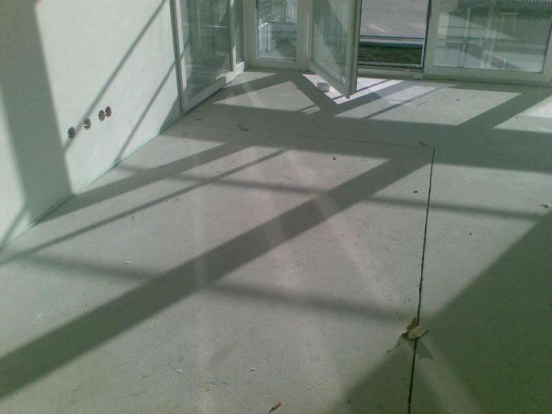 BAU.DE / BAU-Forum: 2. Bild zu Frage "Baufuge im Neubau: Ursachen für Risse im Estrich & Parkett? Fachmann-Meinung" im BAU-Forum "Neubau" BAU.DE / BAU-Forum: 2. Bild zu Frage "Baufuge im Neubau: Ursachen für Risse im Estrich & Parkett? Fachmann-Meinung" im BAU-Forum "Neubau"
