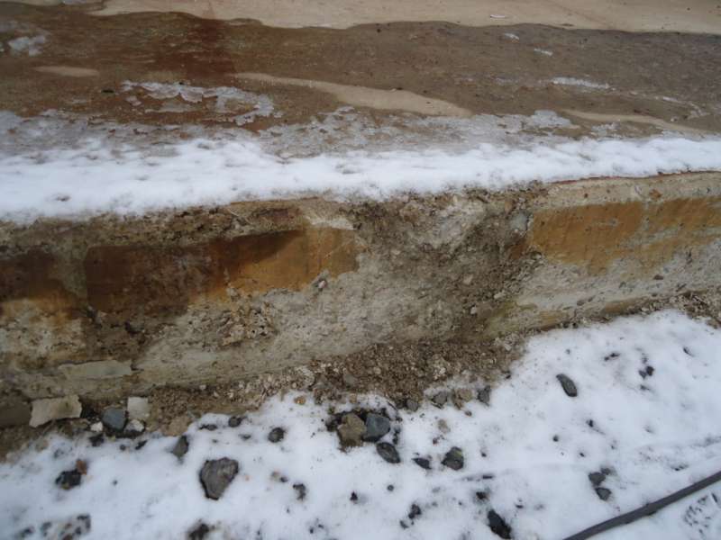 BAU.DE / BAU-Forum: 3. Bild zu Frage "Beton blättert nach 1,5 Jahren ab: Ursachen, Sanierung & Schutzmaßnahmen?" im BAU-Forum "Neubau" BAU.DE / BAU-Forum: 3. Bild zu Frage "Beton blättert nach 1,5 Jahren ab: Ursachen, Sanierung & Schutzmaßnahmen?" im BAU-Forum "Neubau"
