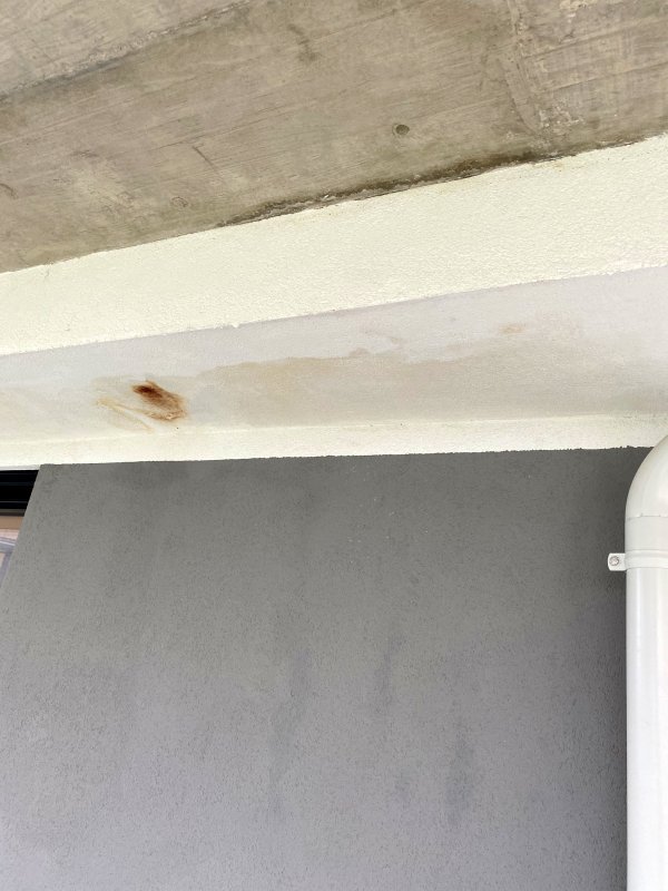 BAU.DE / BAU-Forum: 1. Bild zu Frage "Wasserschaden Neubauwohnung: Ursachenforschung an Decke/Terrasse – Was tun?" im BAU-Forum "Neubau" BAU.DE / BAU-Forum: 1. Bild zu Frage "Wasserschaden Neubauwohnung: Ursachenforschung an Decke/Terrasse – Was tun?" im BAU-Forum "Neubau"