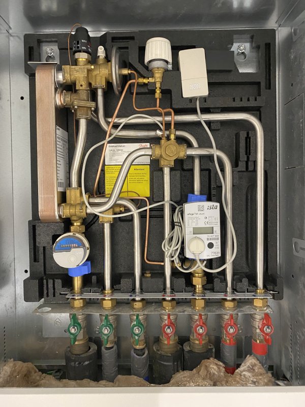 BAU.DE / BAU-Forum: 1. Bild zu Antwort "Wasserschaden: WW-Zählerkasten – Hinweis auf Fassadenproblem?" auf die Frage "Wasserschaden Neubauwohnung: Ursachenforschung an Decke/Terrasse – Was tun?" im BAU-Forum "Neubau" BAU.DE / BAU-Forum: 1. Bild zu Antwort "Wasserschaden: WW-Zählerkasten – Hinweis auf Fassadenproblem?" auf die Frage "Wasserschaden Neubauwohnung: Ursachenforschung an Decke/Terrasse – Was tun?" im BAU-Forum "Neubau"