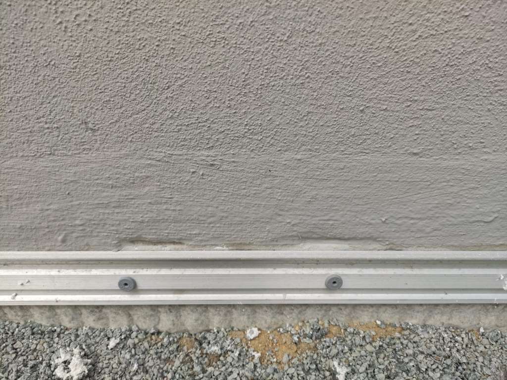 BAU.DE / BAU-Forum: 1. Bild zu Frage "Ungleichmäßigkeiten im Sockelputz nach Neubau: Akzeptieren oder nachbessern?" im BAU-Forum "Neubau" BAU.DE / BAU-Forum: 1. Bild zu Frage "Ungleichmäßigkeiten im Sockelputz nach Neubau: Akzeptieren oder nachbessern?" im BAU-Forum "Neubau"