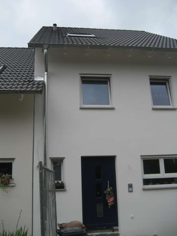 BAU.DE / BAU-Forum: 1. Bild zu Frage "Dachvorsprung bei Doppelhaushälfte: Was tun bei Überstand des Nachbardachs? (BW)" im BAU-Forum "Normen, Vorschriften, Verordnungen etc." BAU.DE / BAU-Forum: 1. Bild zu Frage "Dachvorsprung bei Doppelhaushälfte: Was tun bei Überstand des Nachbardachs? (BW)" im BAU-Forum "Normen, Vorschriften, Verordnungen etc."