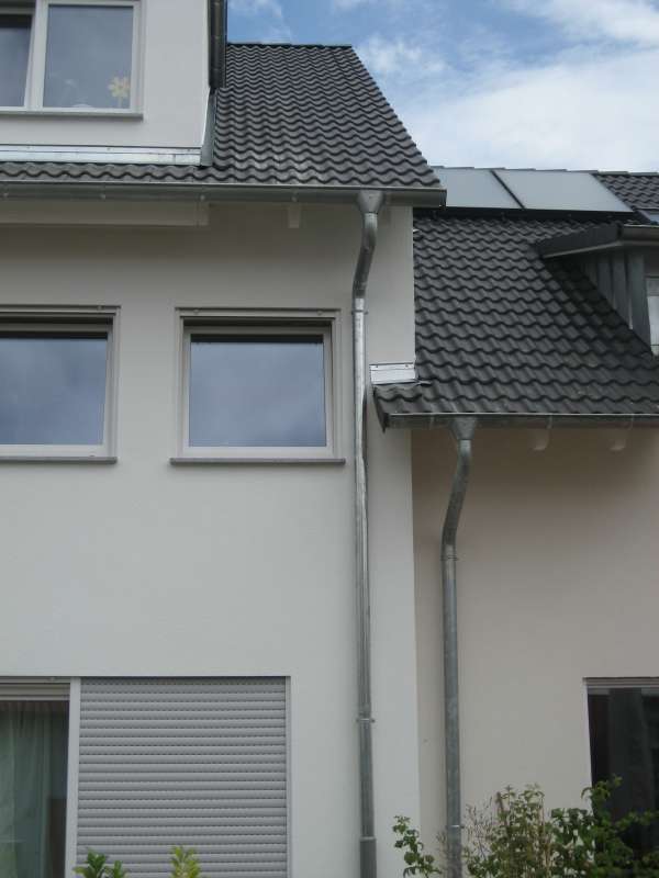 BAU.DE / BAU-Forum: 3. Bild zu Frage "Dachvorsprung bei Doppelhaushälfte: Was tun bei Überstand des Nachbardachs? (BW)" im BAU-Forum "Normen, Vorschriften, Verordnungen etc." BAU.DE / BAU-Forum: 3. Bild zu Frage "Dachvorsprung bei Doppelhaushälfte: Was tun bei Überstand des Nachbardachs? (BW)" im BAU-Forum "Normen, Vorschriften, Verordnungen etc."