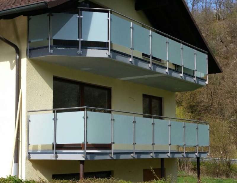 BAU.DE / BAU-Forum: 1. Bild zu Frage "Balkongeländer entspricht nicht HBO: Wer haftet? Toleranzen, Pflichten & Rechte bei Glas/Edelstahl?" im BAU-Forum "Normen, Vorschriften, Verordnungen etc." BAU.DE / BAU-Forum: 1. Bild zu Frage "Balkongeländer entspricht nicht HBO: Wer haftet? Toleranzen, Pflichten & Rechte bei Glas/Edelstahl?" im BAU-Forum "Normen, Vorschriften, Verordnungen etc."