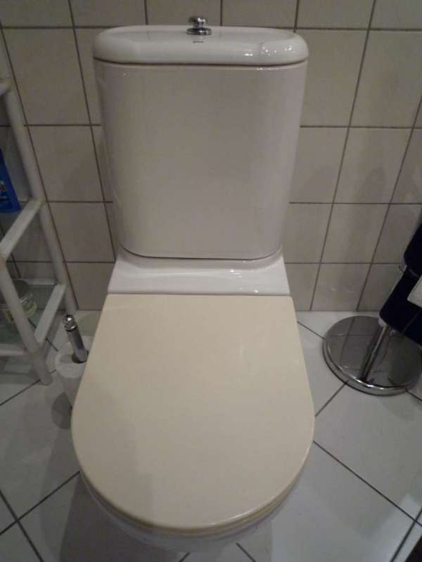 BAU.DE / BAU-Forum: 1. Bild zu Frage "WC-Sitz von hinten geschraubt: Gala-Spülkasten, Befestigung & Alternativen finden?" im BAU-Forum "Sanitär, Bad, Dusche, WC" BAU.DE / BAU-Forum: 1. Bild zu Frage "WC-Sitz von hinten geschraubt: Gala-Spülkasten, Befestigung & Alternativen finden?" im BAU-Forum "Sanitär, Bad, Dusche, WC"