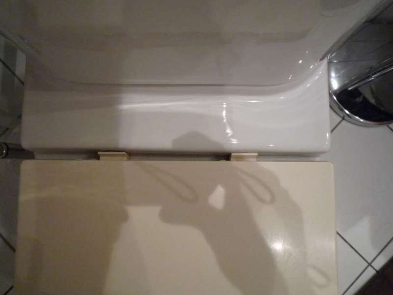 BAU.DE / BAU-Forum: 2. Bild zu Frage "WC-Sitz von hinten geschraubt: Gala-Spülkasten, Befestigung & Alternativen finden?" im BAU-Forum "Sanitär, Bad, Dusche, WC" BAU.DE / BAU-Forum: 2. Bild zu Frage "WC-Sitz von hinten geschraubt: Gala-Spülkasten, Befestigung & Alternativen finden?" im BAU-Forum "Sanitär, Bad, Dusche, WC"
