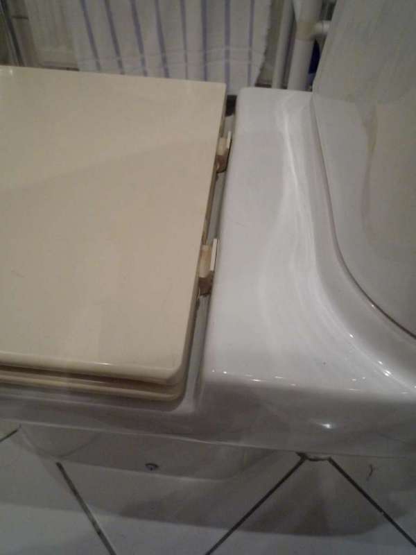 BAU.DE / BAU-Forum: 3. Bild zu Frage "WC-Sitz von hinten geschraubt: Gala-Spülkasten, Befestigung & Alternativen finden?" im BAU-Forum "Sanitär, Bad, Dusche, WC" BAU.DE / BAU-Forum: 3. Bild zu Frage "WC-Sitz von hinten geschraubt: Gala-Spülkasten, Befestigung & Alternativen finden?" im BAU-Forum "Sanitär, Bad, Dusche, WC"