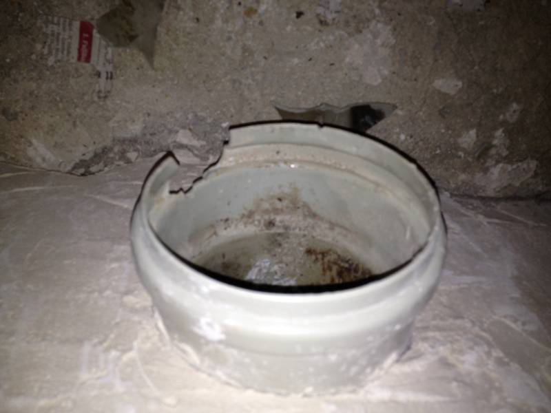 BAU.DE / BAU-Forum: 1. Bild zu Frage "WC-Abflussrohr angebrochen: Reparaturmethoden, Kosten & Risiken bei Altbau?" im BAU-Forum "Sanitär, Bad, Dusche, WC" BAU.DE / BAU-Forum: 1. Bild zu Frage "WC-Abflussrohr angebrochen: Reparaturmethoden, Kosten & Risiken bei Altbau?" im BAU-Forum "Sanitär, Bad, Dusche, WC"
