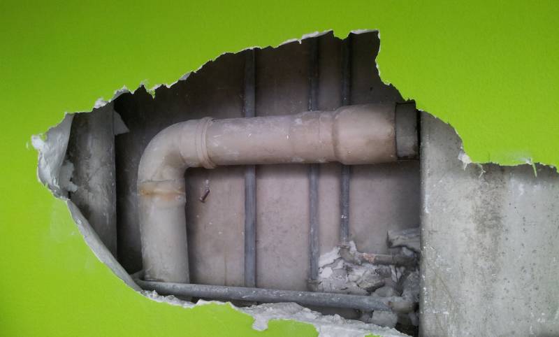 BAU.DE / BAU-Forum: 1. Bild zu Frage "Kanalgeruch im Hochhaus (70er): Ursachen der Fallrohrentlüftung & Lösungen?" im BAU-Forum "Sanitär, Bad, Dusche, WC" BAU.DE / BAU-Forum: 1. Bild zu Frage "Kanalgeruch im Hochhaus (70er): Ursachen der Fallrohrentlüftung & Lösungen?" im BAU-Forum "Sanitär, Bad, Dusche, WC"