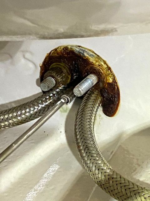 BAU.DE / BAU-Forum: 1. Bild zu Frage "Badarmatur abschrauben: Festsitzende Mutter lösen – Tipps & Werkzeuge" im BAU-Forum "Sanitär, Bad, Dusche, WC" BAU.DE / BAU-Forum: 1. Bild zu Frage "Badarmatur abschrauben: Festsitzende Mutter lösen – Tipps & Werkzeuge" im BAU-Forum "Sanitär, Bad, Dusche, WC"