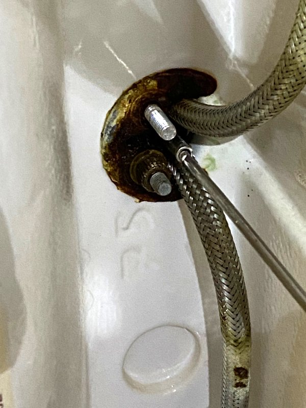 BAU.DE / BAU-Forum: 2. Bild zu Frage "Badarmatur abschrauben: Festsitzende Mutter lösen – Tipps & Werkzeuge" im BAU-Forum "Sanitär, Bad, Dusche, WC" BAU.DE / BAU-Forum: 2. Bild zu Frage "Badarmatur abschrauben: Festsitzende Mutter lösen – Tipps & Werkzeuge" im BAU-Forum "Sanitär, Bad, Dusche, WC"