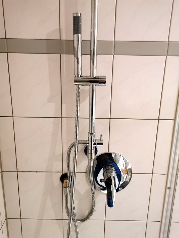 BAU.DE / BAU-Forum: 1. Bild zu Frage "Duschanschluss Abdeckung finden: Welche Kappe passt? Typen, Größen & Montage-Tipps" im BAU-Forum "Sanitär, Bad, Dusche, WC" BAU.DE / BAU-Forum: 1. Bild zu Frage "Duschanschluss Abdeckung finden: Welche Kappe passt? Typen, Größen & Montage-Tipps" im BAU-Forum "Sanitär, Bad, Dusche, WC"