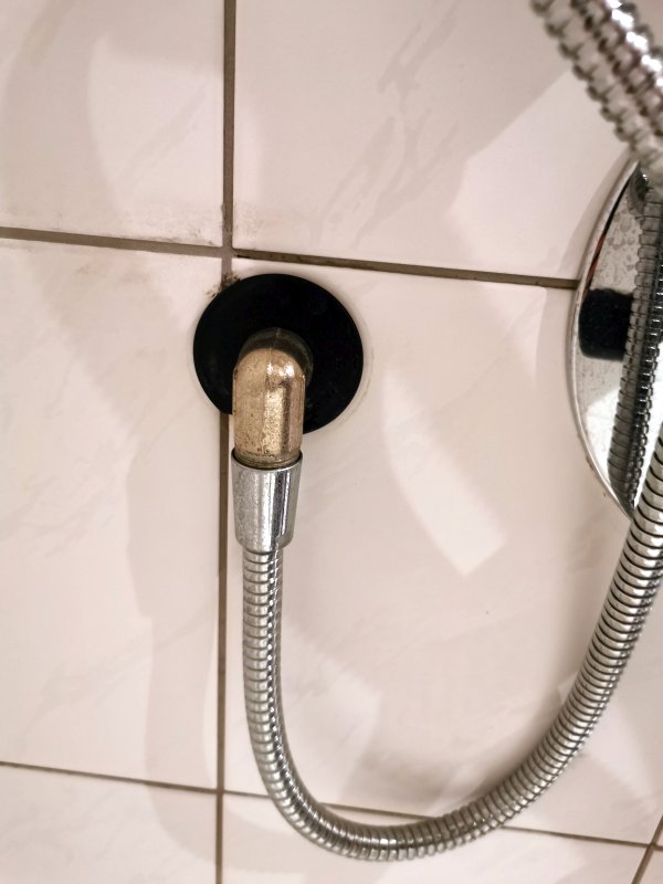 BAU.DE / BAU-Forum: 2. Bild zu Frage "Duschanschluss Abdeckung finden: Welche Kappe passt? Typen, Größen & Montage-Tipps" im BAU-Forum "Sanitär, Bad, Dusche, WC" BAU.DE / BAU-Forum: 2. Bild zu Frage "Duschanschluss Abdeckung finden: Welche Kappe passt? Typen, Größen & Montage-Tipps" im BAU-Forum "Sanitär, Bad, Dusche, WC"