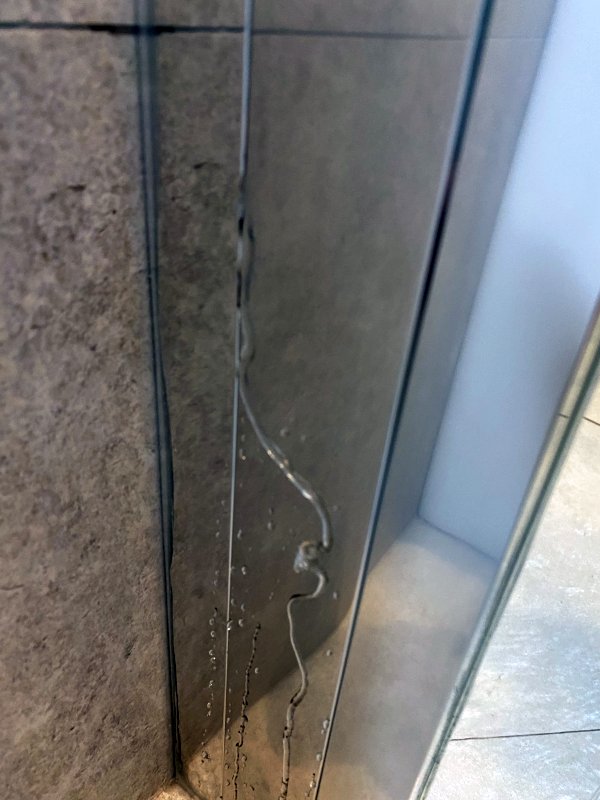 BAU.DE / BAU-Forum: 1. Bild zu Frage "Dusche mit Alurahmen undicht: Ursachen, Abdichtung & Risiken bei Neubauwohnung?" im BAU-Forum "Sanitär, Bad, Dusche, WC" BAU.DE / BAU-Forum: 1. Bild zu Frage "Dusche mit Alurahmen undicht: Ursachen, Abdichtung & Risiken bei Neubauwohnung?" im BAU-Forum "Sanitär, Bad, Dusche, WC"