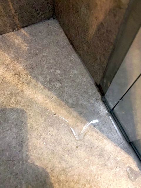 BAU.DE / BAU-Forum: 2. Bild zu Frage "Dusche mit Alurahmen undicht: Ursachen, Abdichtung & Risiken bei Neubauwohnung?" im BAU-Forum "Sanitär, Bad, Dusche, WC" BAU.DE / BAU-Forum: 2. Bild zu Frage "Dusche mit Alurahmen undicht: Ursachen, Abdichtung & Risiken bei Neubauwohnung?" im BAU-Forum "Sanitär, Bad, Dusche, WC"