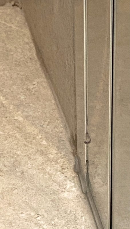 BAU.DE / BAU-Forum: 3. Bild zu Frage "Dusche mit Alurahmen undicht: Ursachen, Abdichtung & Risiken bei Neubauwohnung?" im BAU-Forum "Sanitär, Bad, Dusche, WC" BAU.DE / BAU-Forum: 3. Bild zu Frage "Dusche mit Alurahmen undicht: Ursachen, Abdichtung & Risiken bei Neubauwohnung?" im BAU-Forum "Sanitär, Bad, Dusche, WC"